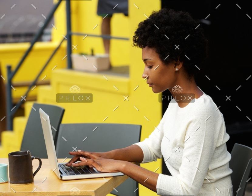 demo-attachment-1082-attractive-young-woman-using-laptop-outside-P9RLFGU@2x demo-attachment-1082-attractive-young-woman-using-laptop-outside-P9RLFGU@2x